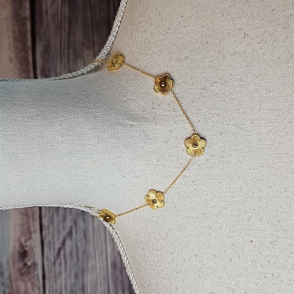 NEW 18KGP 16" CLOVER MOTIF NECKLACE WITH MATCHING CLOVER MOTIF STUD EARRINGS - Picture 8 of 12